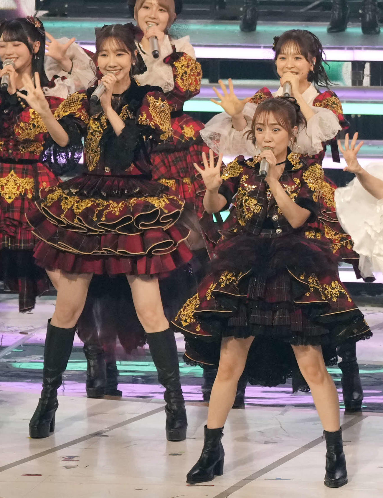 AKB48の20周年スーパーヒットメドレーを熱唱する柏木由紀（左）と高橋みなみら（撮影・小島史椰）