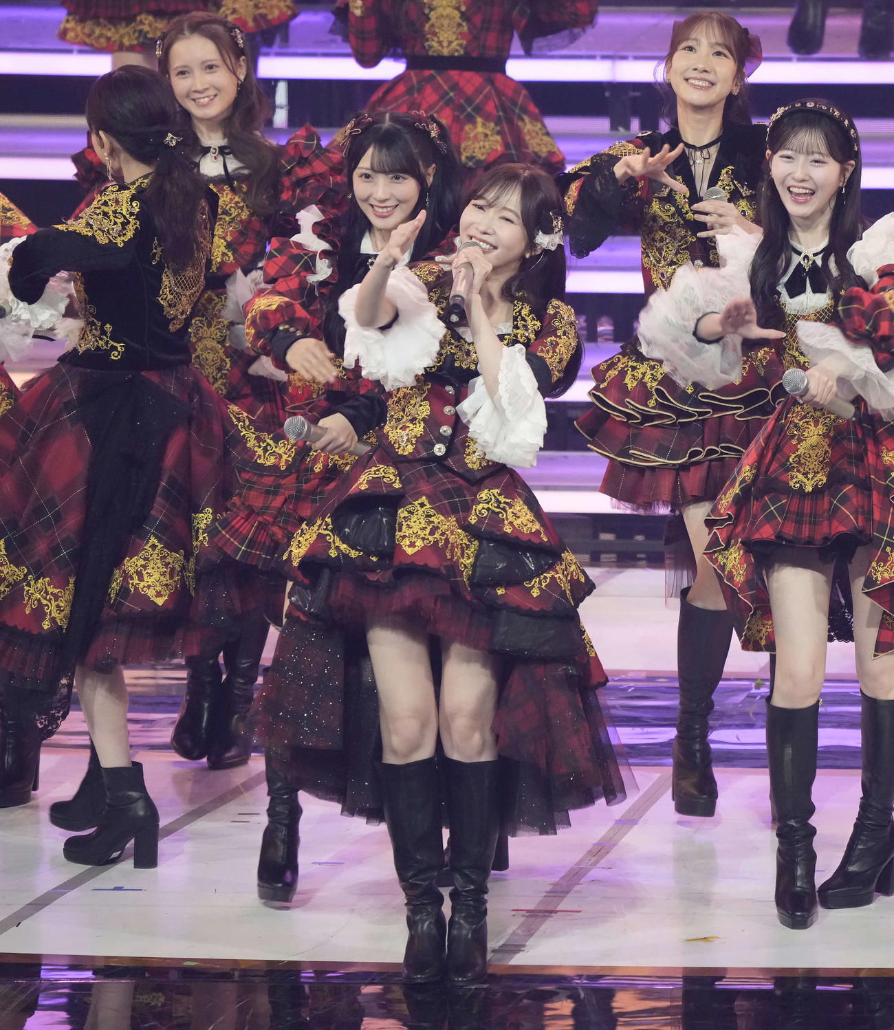 AKB48の20周年スーパーヒットメドレーを熱唱する指原莉乃（中央）ら（撮影・小島史椰）