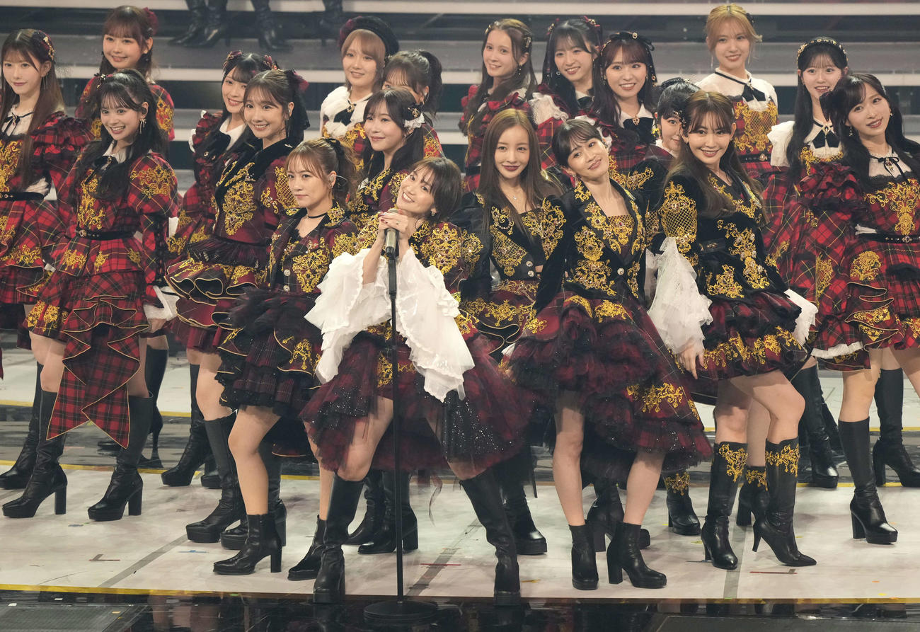 AKB48の20周年スーパーヒットメドレーを熱唱する大島優子（中央）ら（撮影・小島史椰）