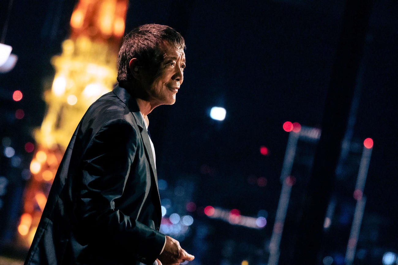 パフォーマンスする矢沢永吉