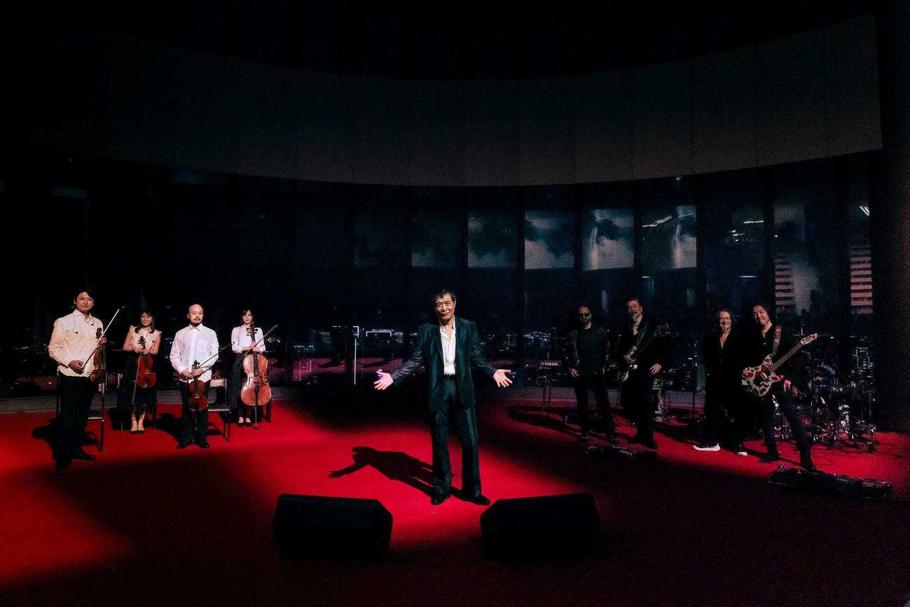 パフォーマンスする矢沢永吉