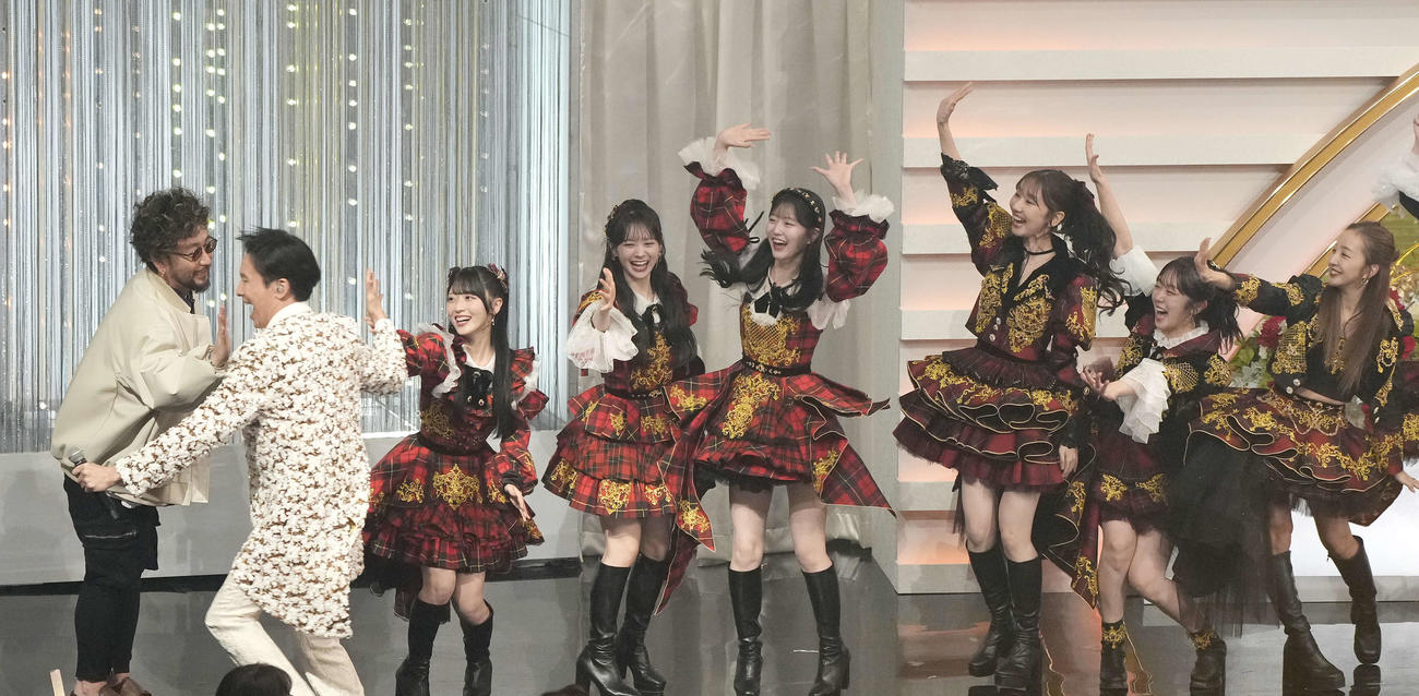 出演者たちとタッチを交わしていく郷ひろみ（左から2人目）（撮影・小島史椰）