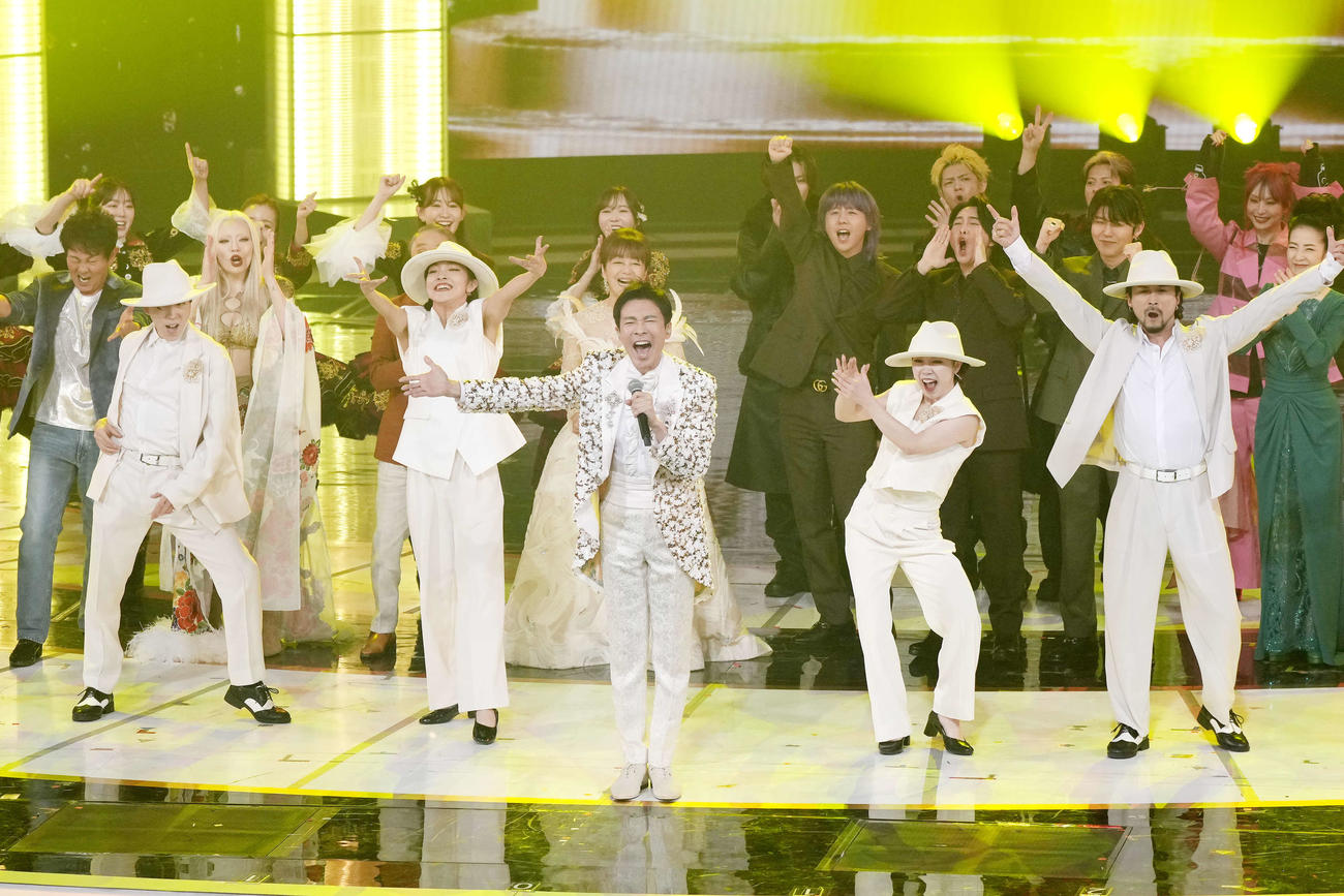 熱唱する郷ひろみ（撮影・小島史椰）