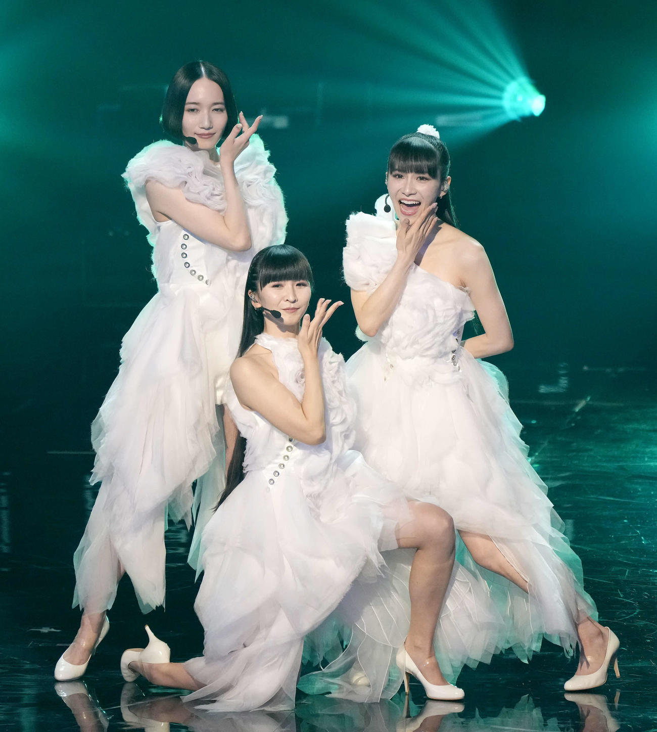 パフォーマンスするPerfume（撮影・小島史椰）