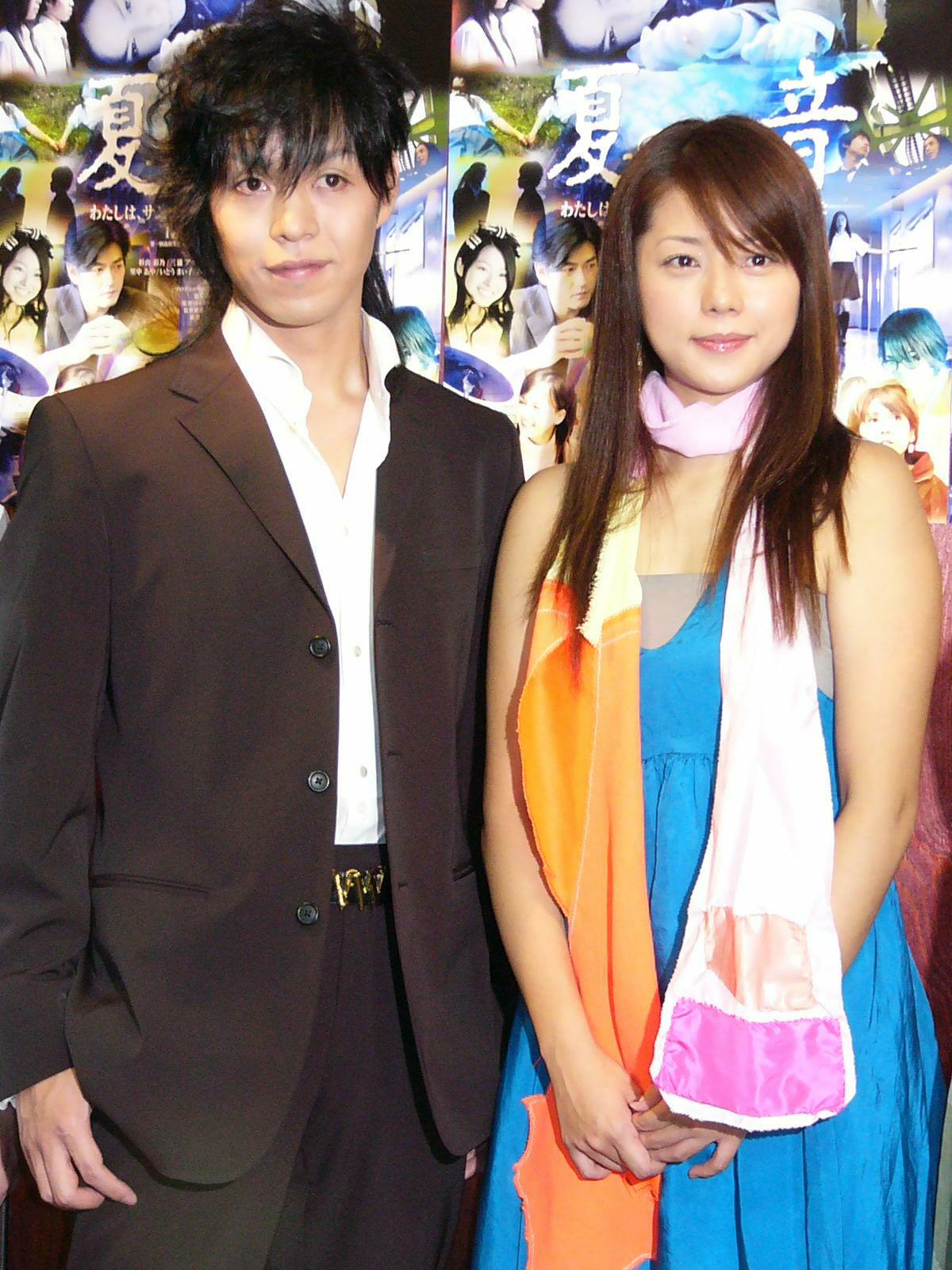 IZAM（左）の初監督作品「夏音」の初日舞台あいさつで。右は吉岡美穂（2006年撮影）