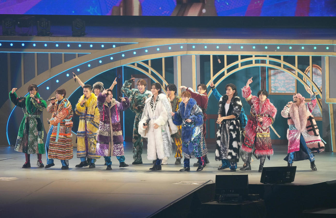カウントダウンコンサートで新年を迎え「ブラザービート」を歌うSnow ManとSixTONES（撮影・足立雅史）