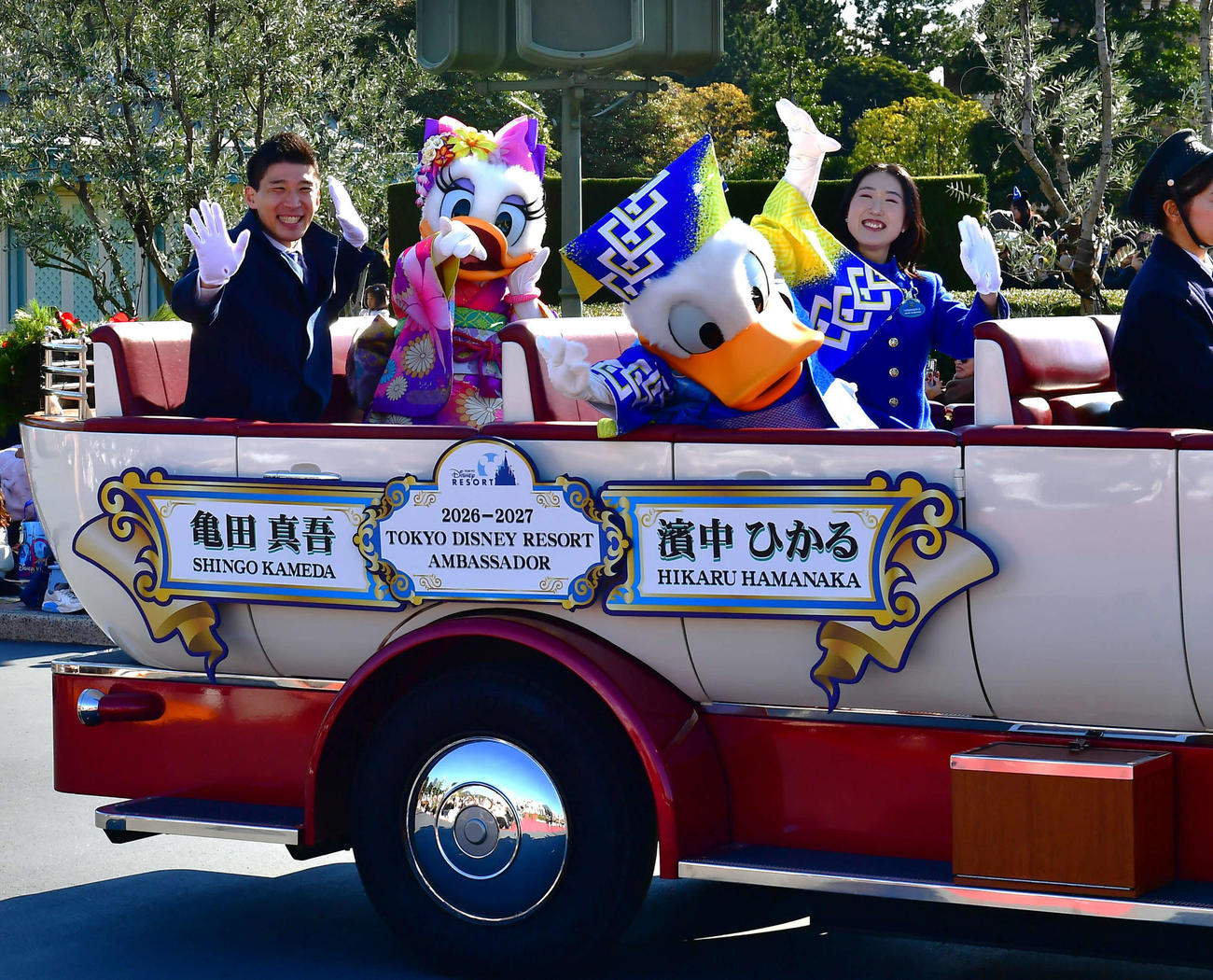 26－27年の東京ディズニーリゾートアンバサダーに選ばれたオリエンタルランドの亀田真吾氏（左端）と濱中ひかる氏（撮影・松尾幸之介）