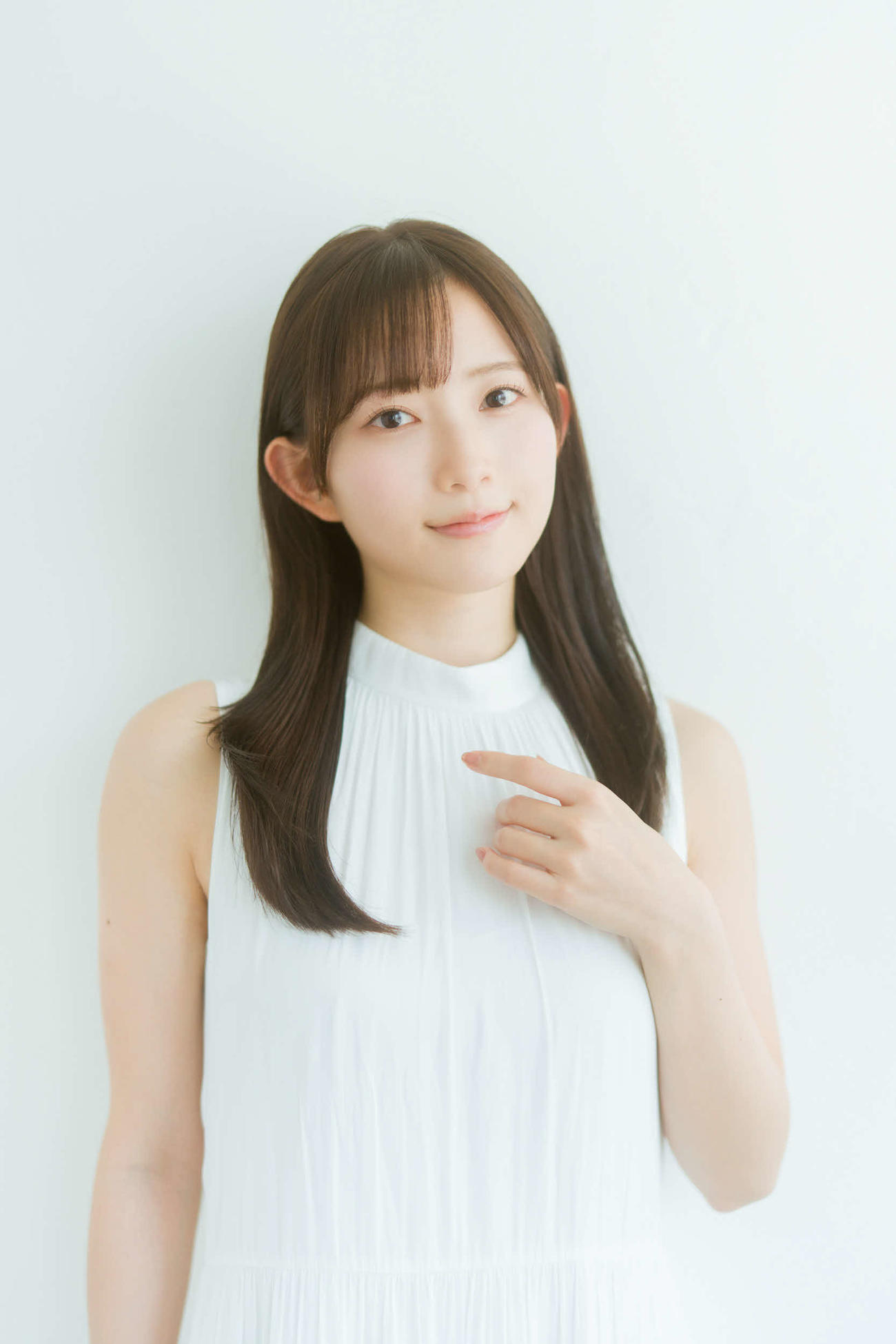 芸能事務所クロコダイル所属および、アリゲーターと業務提携したことを発表した青山なぎさ