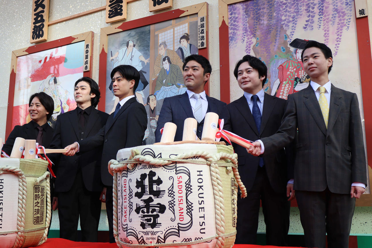 「新春浅草歌舞伎」の鏡開きを行った、左から中村鶴松、市川染五郎、市川男寅、中村橋之助、中村莟玉、尾上左近