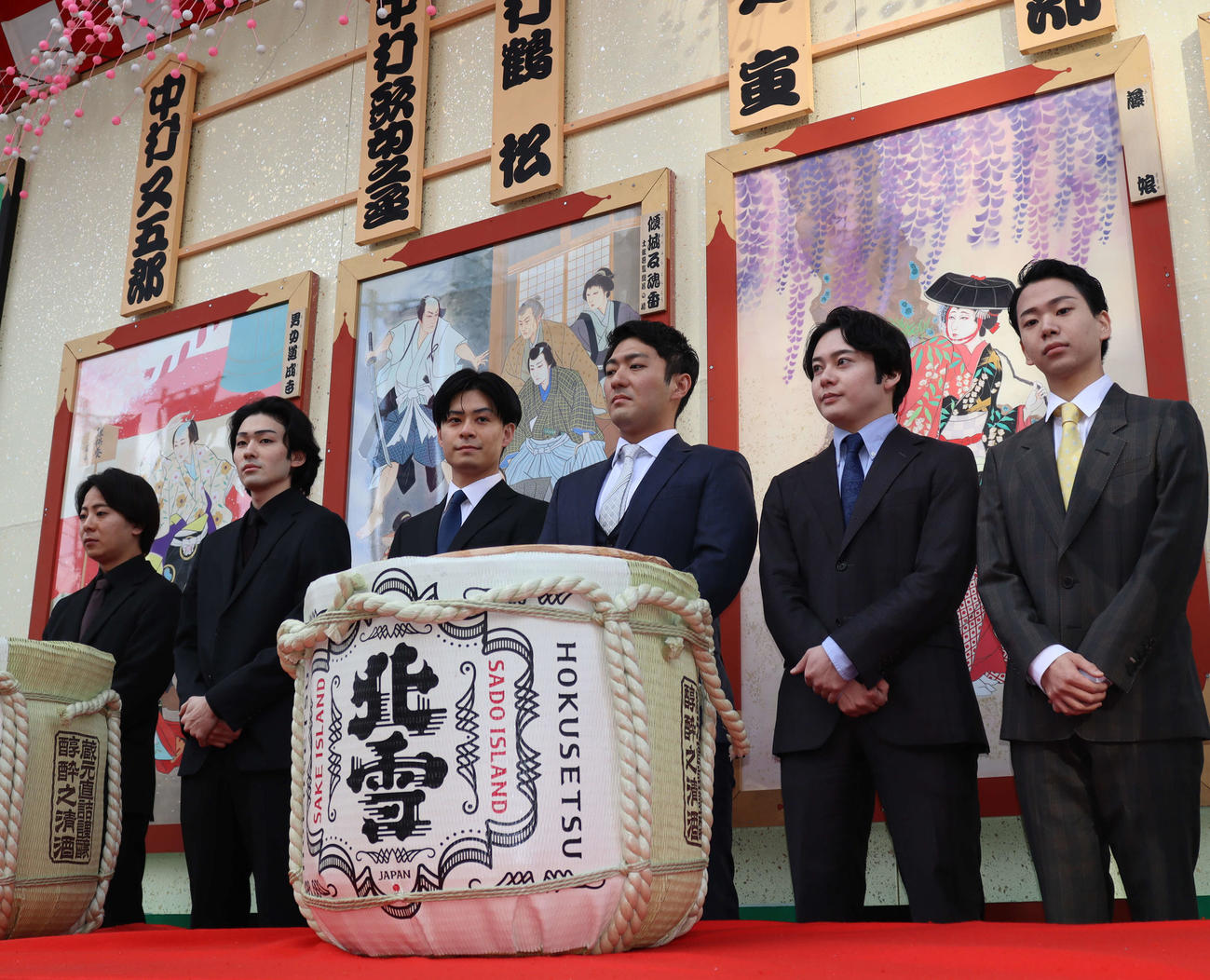 「新春浅草歌舞伎」の鏡開きを行った、左から中村鶴松、市川染五郎、市川男寅、中村橋之助、中村莟玉、尾上左近