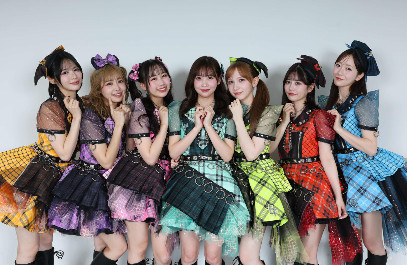 笑顔でカメラを見つめるFRUITS　ZIPPER。左から鎮西寿々歌、仲川瑠夏、松本かれん、櫻井優衣、早瀬ノエル、月足天音、真中まな（2025年11月）
