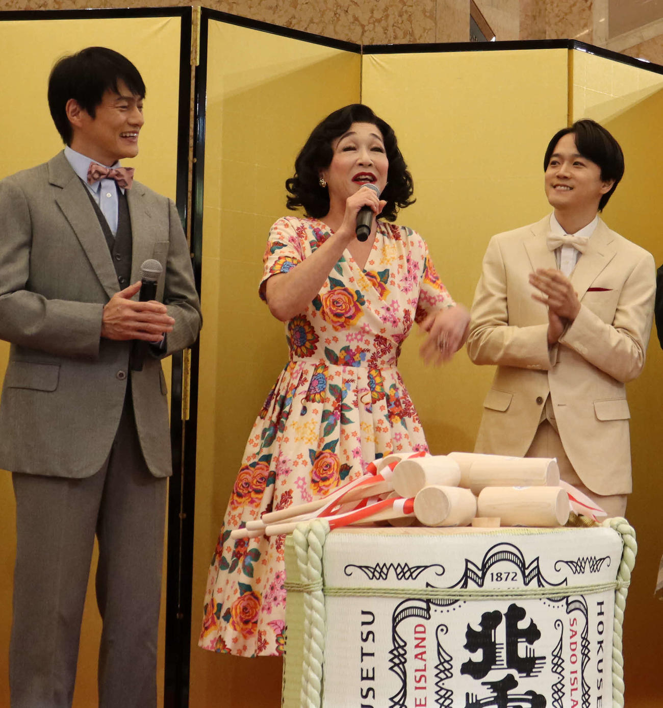 舞台「わが歌ブギウギ－笠置シヅ子物語－」初日鏡開きで、「買物ブギー」の一節を歌うキムラ緑子（中央）