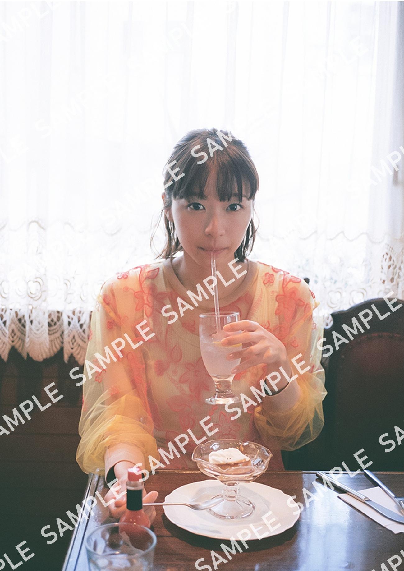 鳴海唯の季刊誌「Magic hour」掲載のサンプル写真