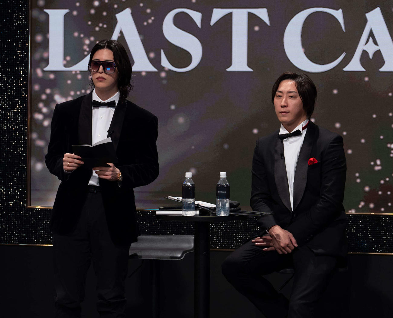 キャバクラ嬢オーディション番組「LAST CALL」でダブルMCを務める溝口勇児氏（右）とROLAND