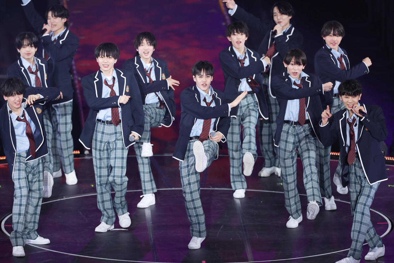 ライブを盛り上げるBoys be（撮影・上山淳一）