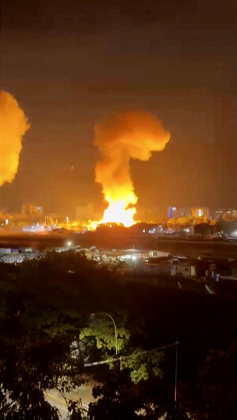 3日、ベネズエラの首都カラカスで、爆発により立ち上る炎と煙（ロイター）