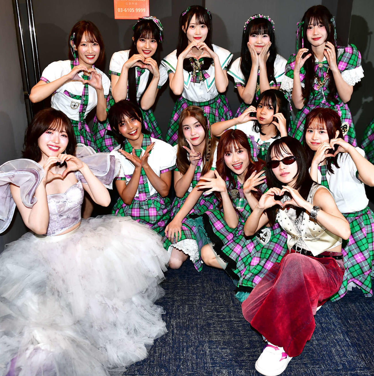 マレーシアで行われた音楽イベント「Anime Fantasia」に出演した鈴木愛理（前列左端）、乃紫（同右端）、KLP48メンバー（撮影・松尾幸之介）