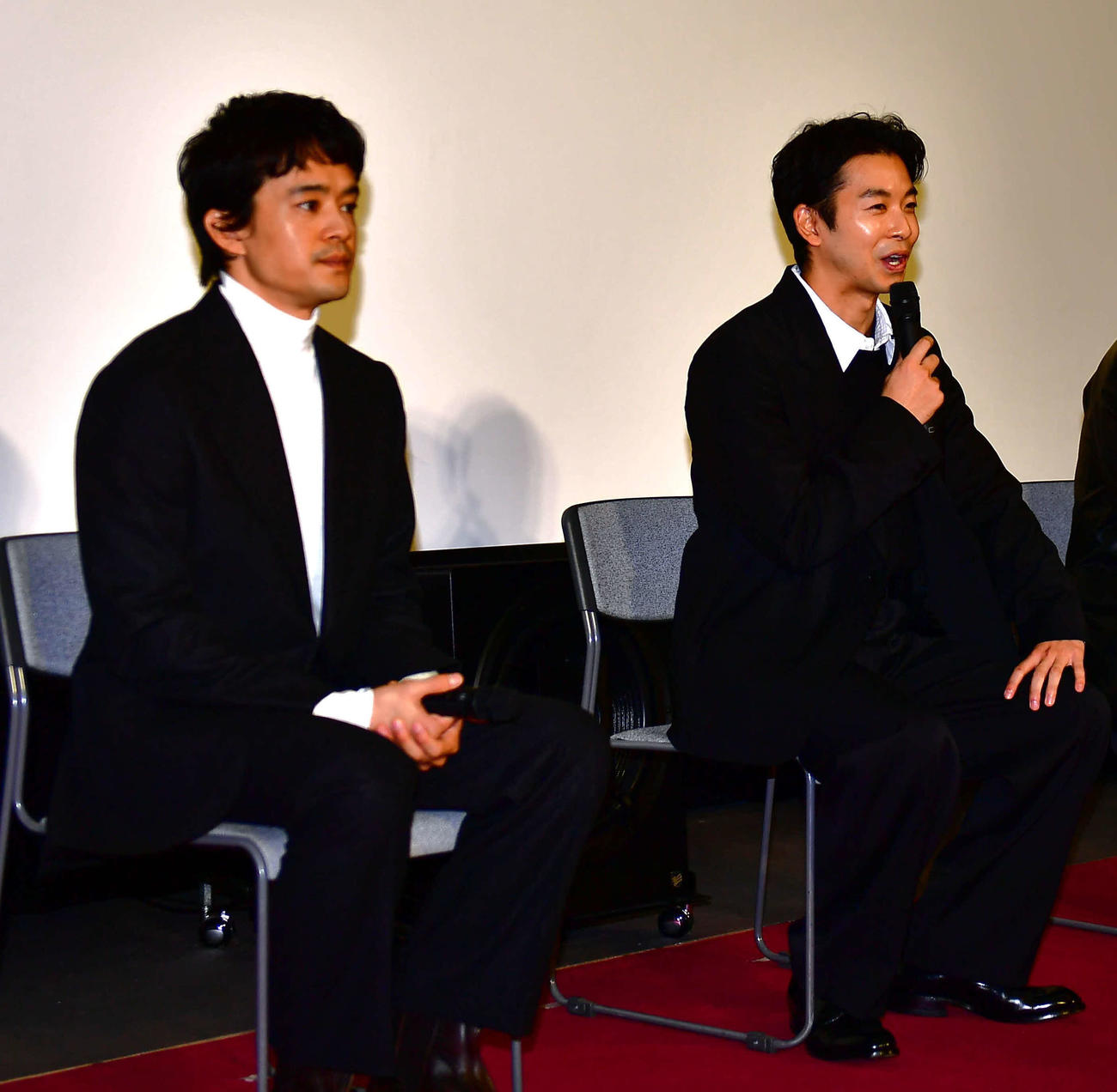 NHK大河ドラマ「豊臣兄弟！」の会見に出席した仲野太賀と池松壮亮（左）（2025年12月撮影）