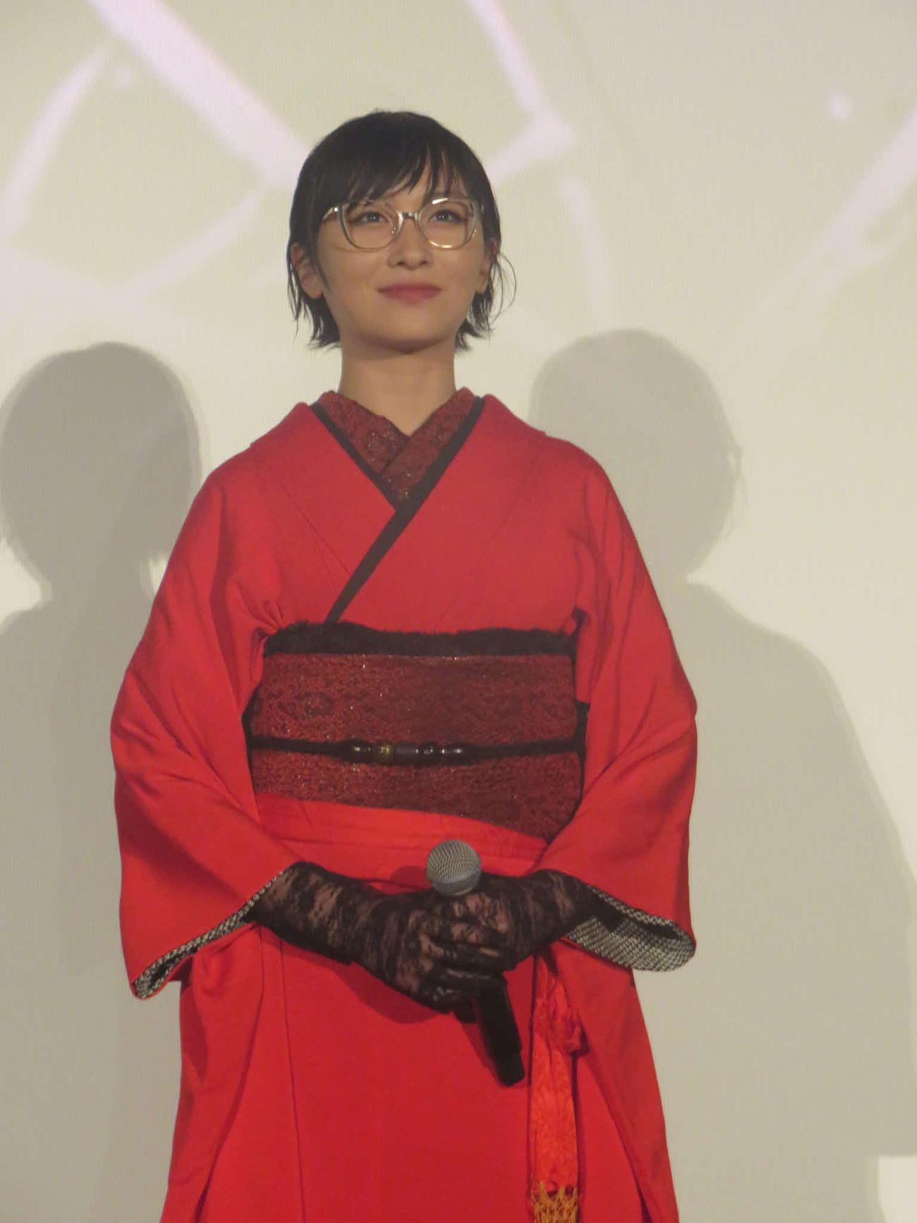 アニメ映画「迷宮のしおり」の舞台あいさつに出席した新しい学校のリーダーズのSUZUKA