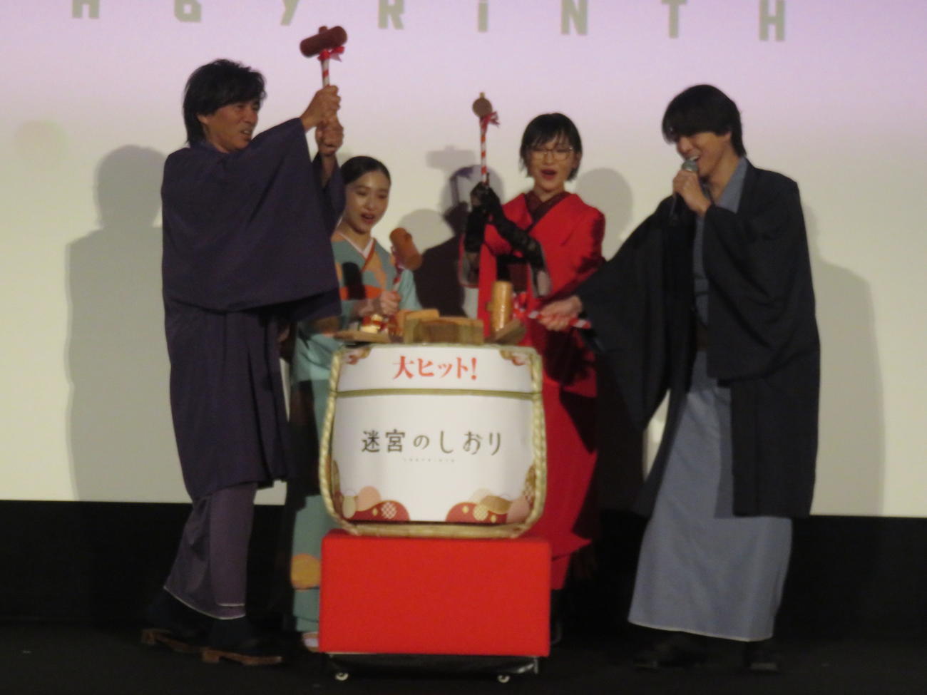 大ヒット祈願の鏡開きをする、左から河森正治監督、伊東蒼、SUZUKA、寺西拓人
