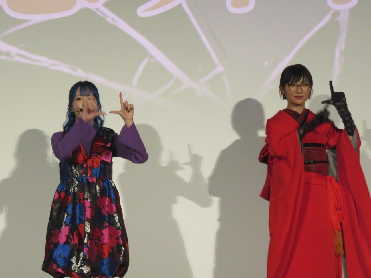 NIOCHI（左）のレクチャーを受けて踊るSUZUKA