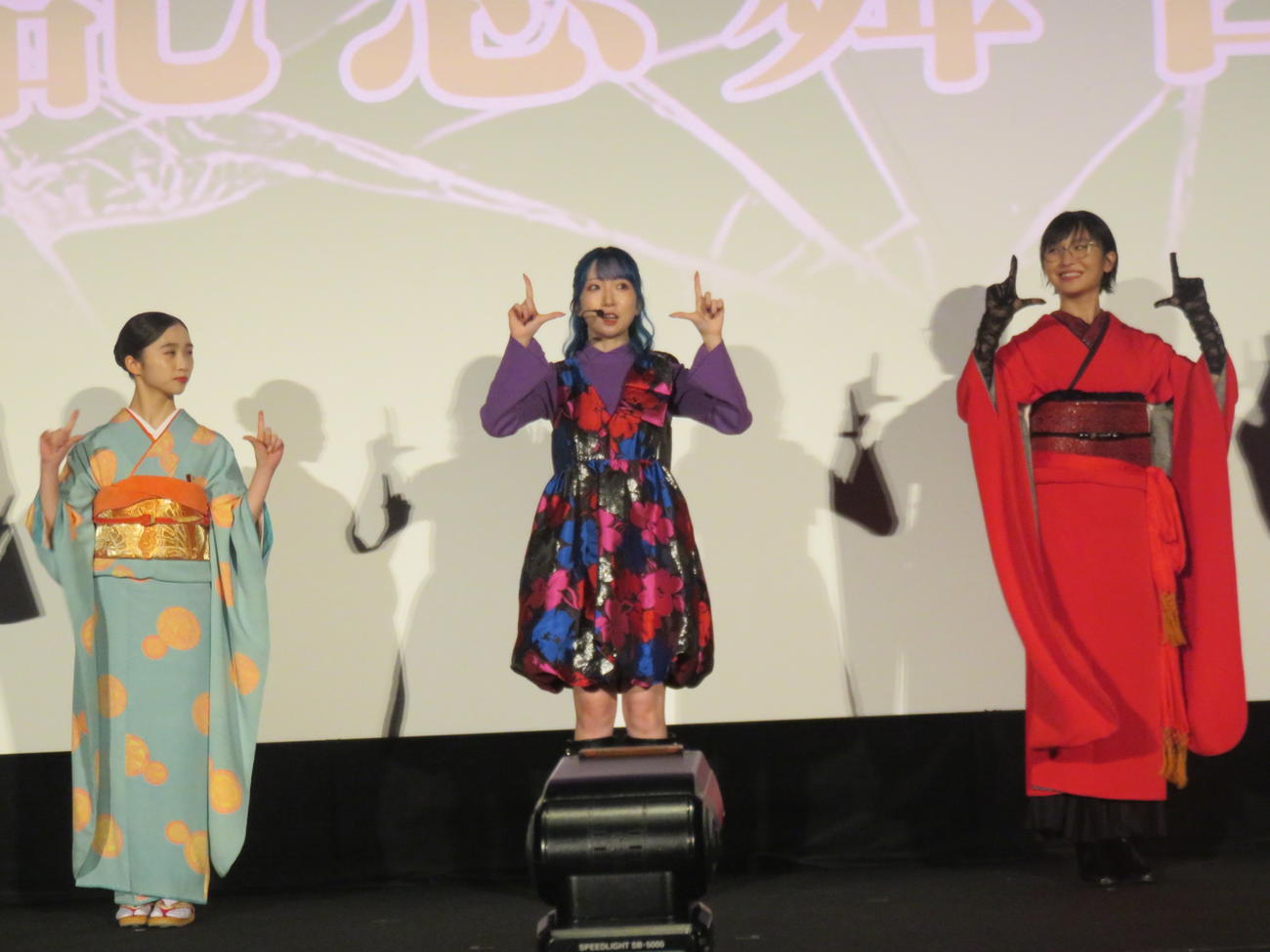 NIOCHI（中）のレクチャーを受けて踊る伊東蒼（左）とSUZUKA