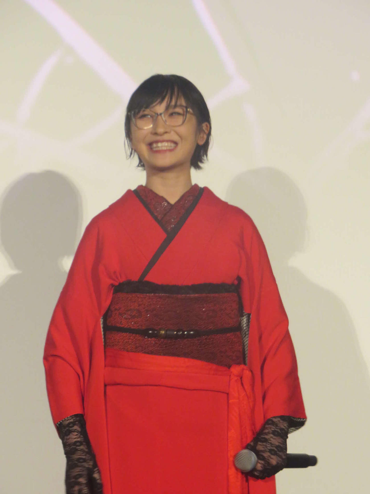 アニメ映画「迷宮のしおり」の舞台あいさつに出席した新しい学校のリーダーズのSUZUKA