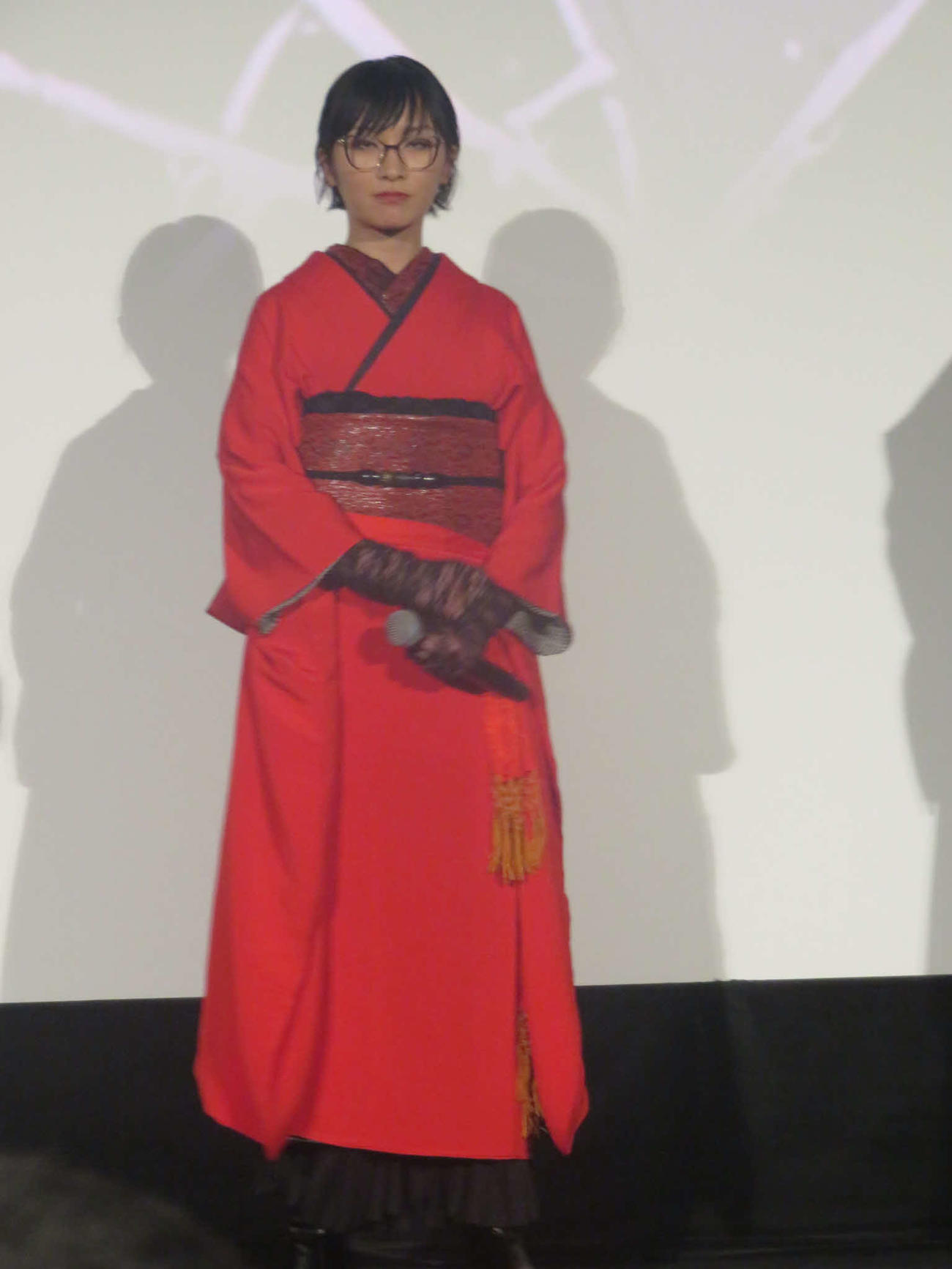 アニメ映画「迷宮のしおり」の舞台あいさつに出席した新しい学校のリーダーズのSUZUKA