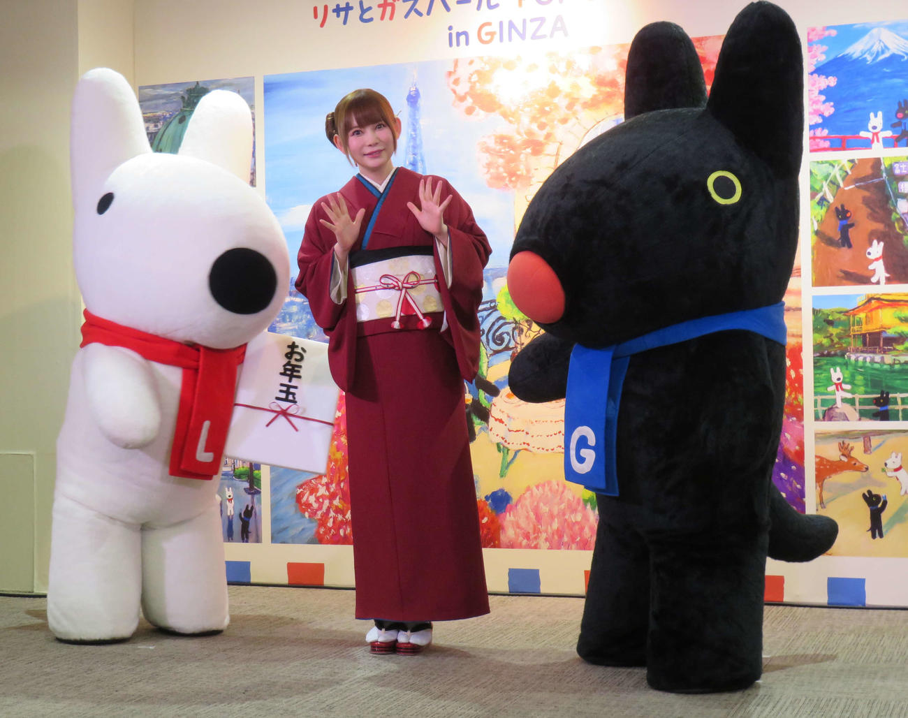 「リサとガスパール」のイベントに参加した左からリサ、中川翔子、ガスパール