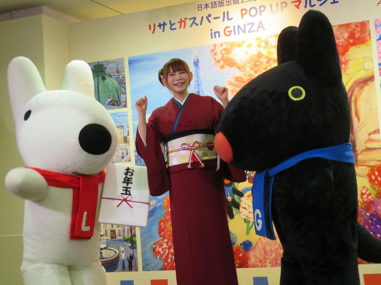 「リサとガスパール」のイベントに参加した左からリサ、中川翔子、ガスパール