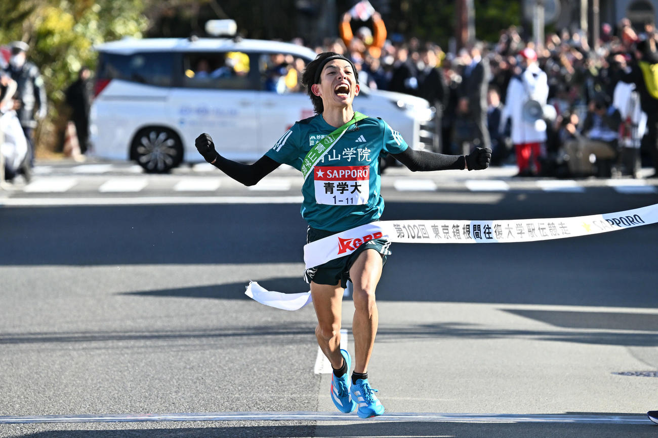 往路優勝を決めガッツポーズでゴールする5区青学大・黒田朝日（2026年1月2日撮影）