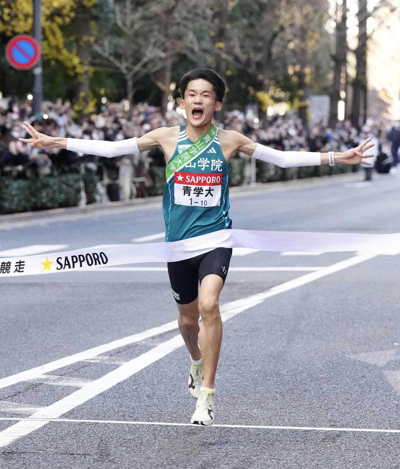 箱根駅伝総合優勝のゴールテープを切る青学大10区折田（2026年1月3日撮影）
