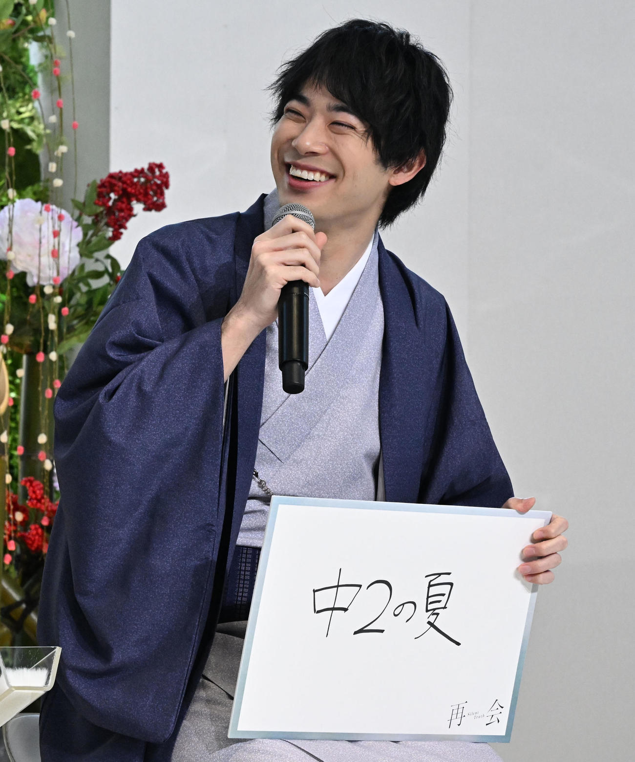 テレビ朝日系ドラマ「再会～Silent Truth～」の制作発表記者会見でフリップに書いた初恋の思い出を披露する渡辺大知（撮影・千葉一成）