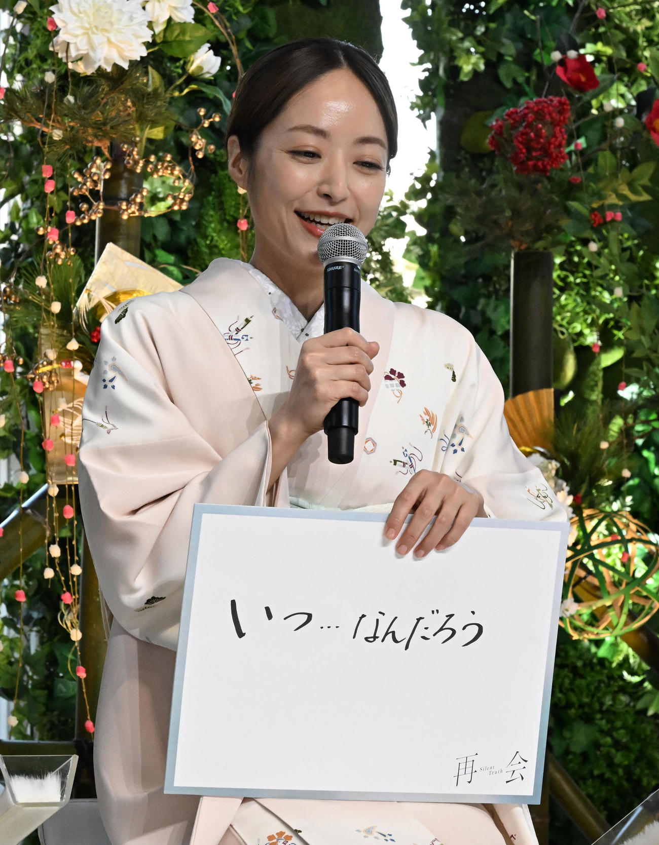 テレビ朝日系ドラマ「再会～Silent Truth～」の制作発表記者会見でフリップに書いた初恋の思い出を披露する井上真央（撮影・千葉一成）