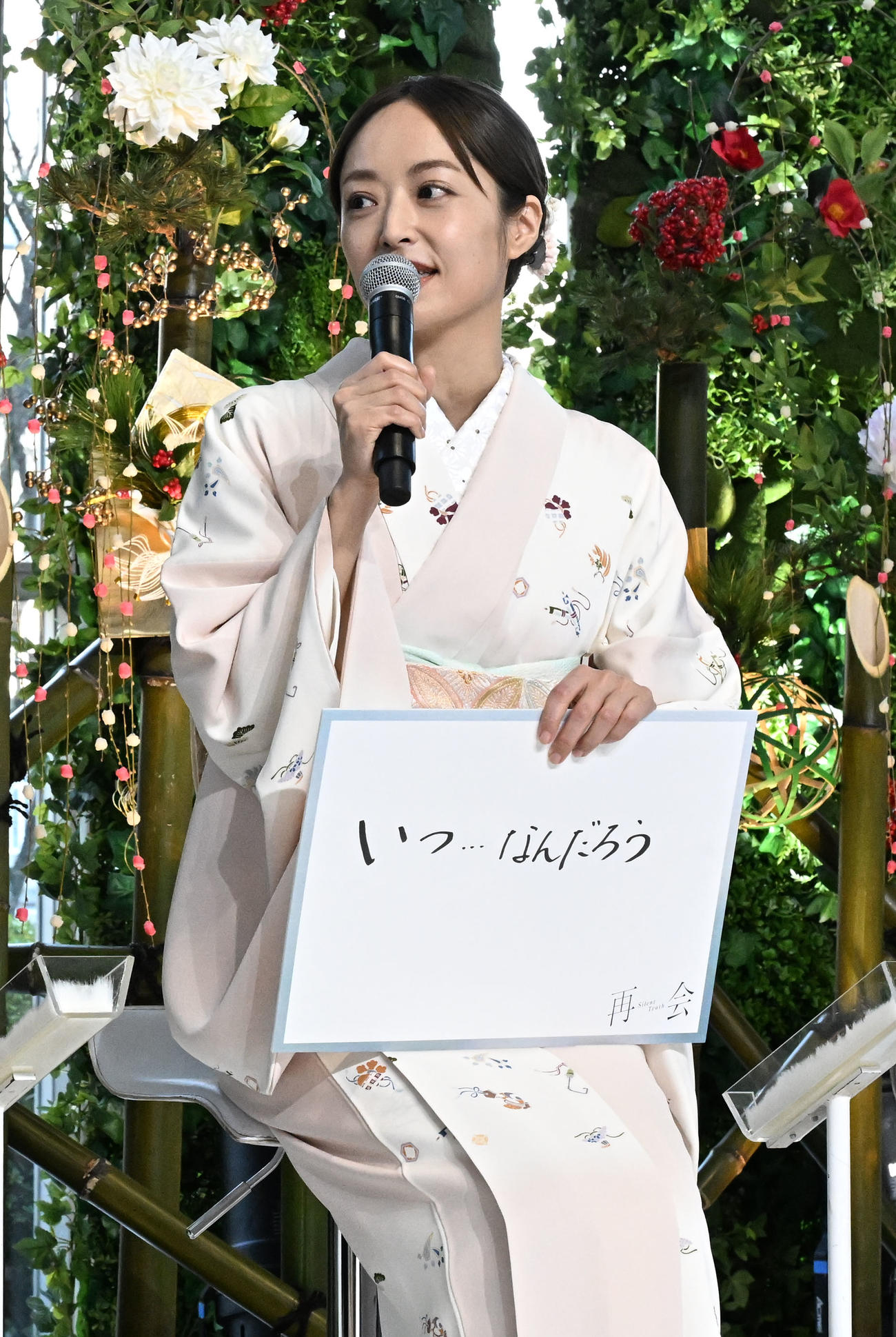 テレビ朝日系ドラマ「再会～Silent Truth～」の制作発表記者会見でフリップに書いた初恋の思い出を披露する井上真央（撮影・千葉一成）