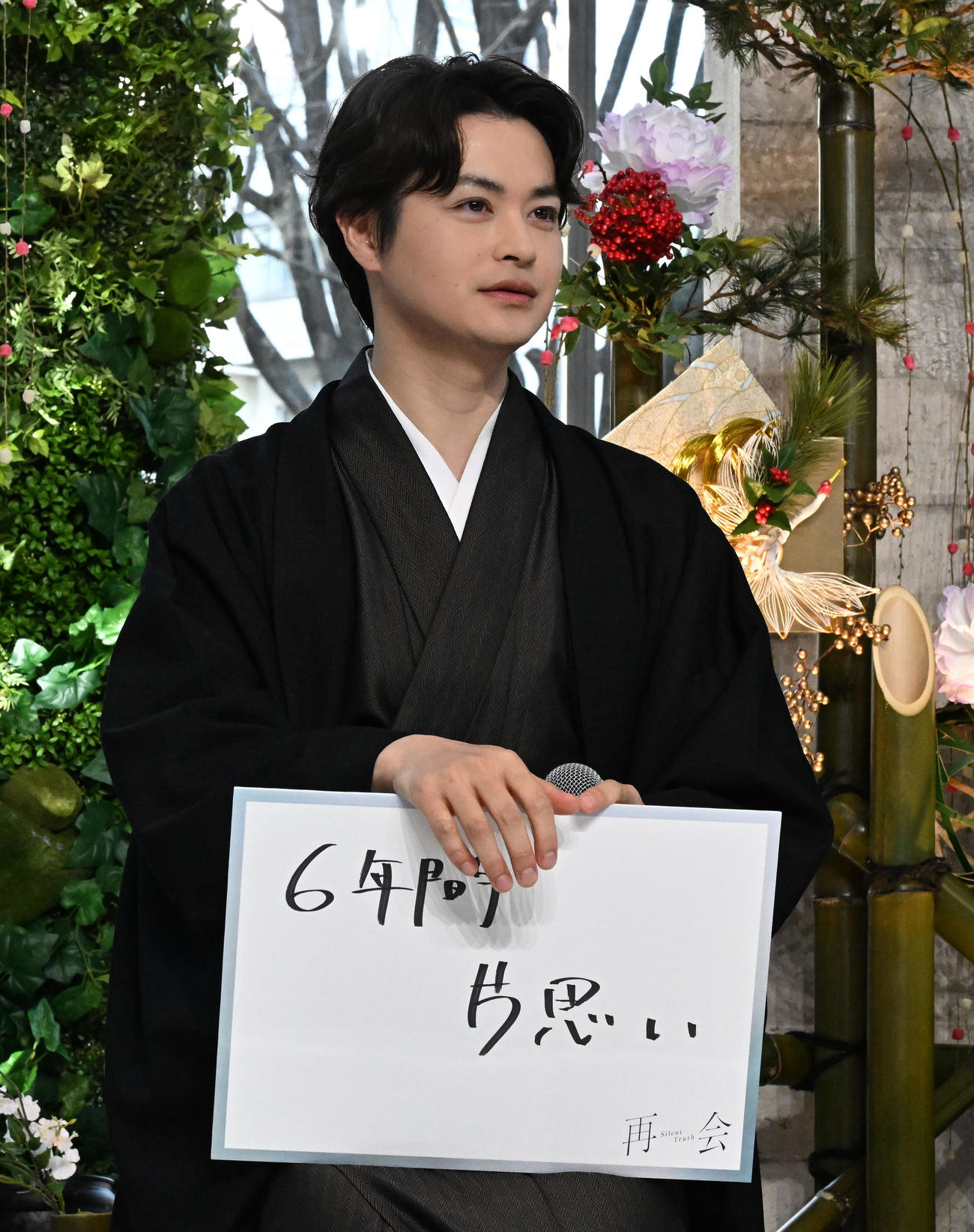 テレビ朝日系ドラマ「再会～Silent Truth～」の制作発表記者会見でフリップに書いた初恋の思い出を披露する瀬戸康史（撮影・千葉一成）
