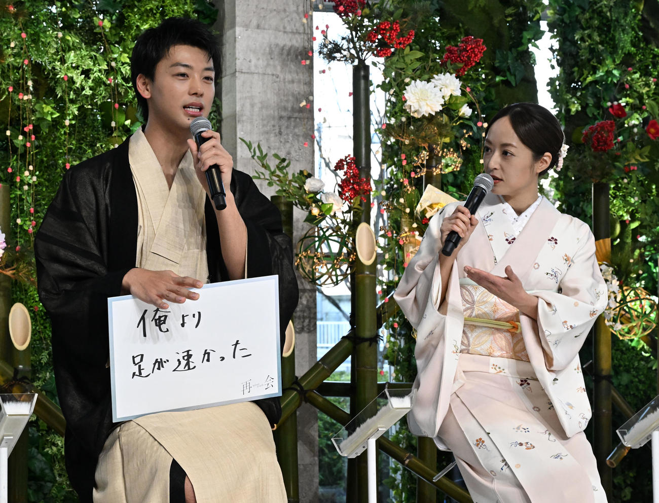 テレビ朝日系ドラマ「再会～Silent Truth～」の制作発表記者会見でフリップに書いた初恋の思い出を披露する竹内涼真。右は井上真央（撮影・千葉一成）