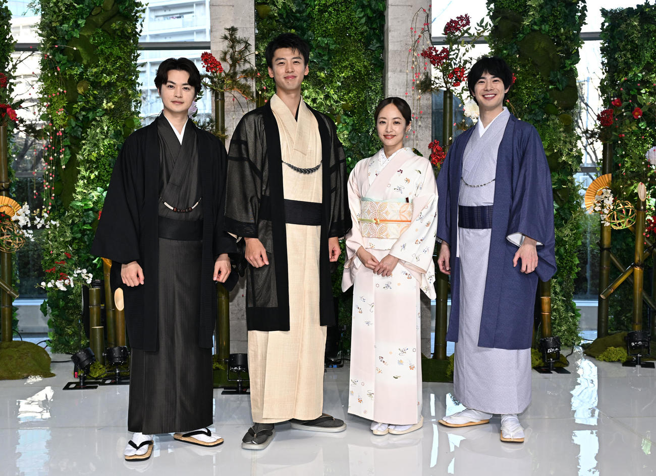 テレビ朝日系ドラマ「再会～Silent Truth～」の制作発表記者会見に晴れ着姿で登場した、左から瀬戸康史、竹内涼真、井上真央、渡辺大知（撮影・千葉一成）