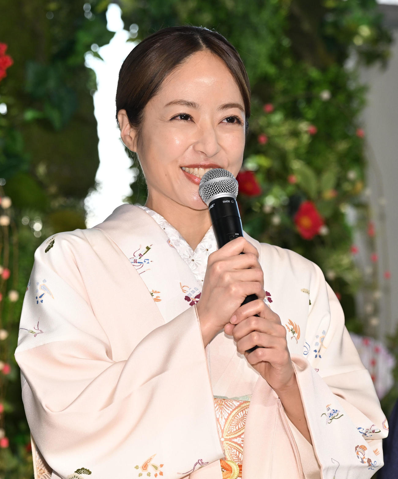 テレビ朝日系ドラマ「再会～Silent Truth～」の制作発表記者会見であいさつする井上真央（撮影・千葉一成）