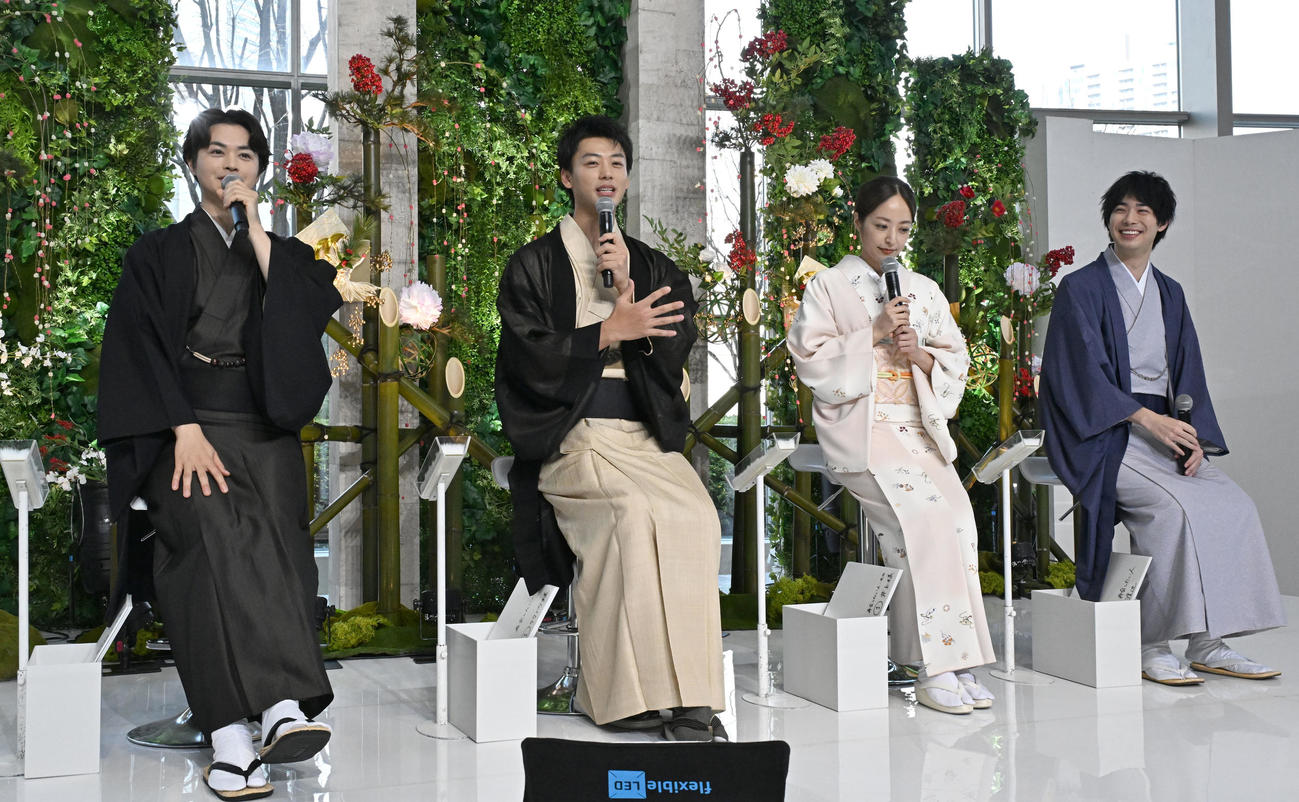 テレビ朝日系ドラマ「再会～Silent Truth～」の制作発表記者会見でトークセッションする、左から瀬戸康史、竹内涼真、井上真央、渡辺大知（撮影・千葉一成）