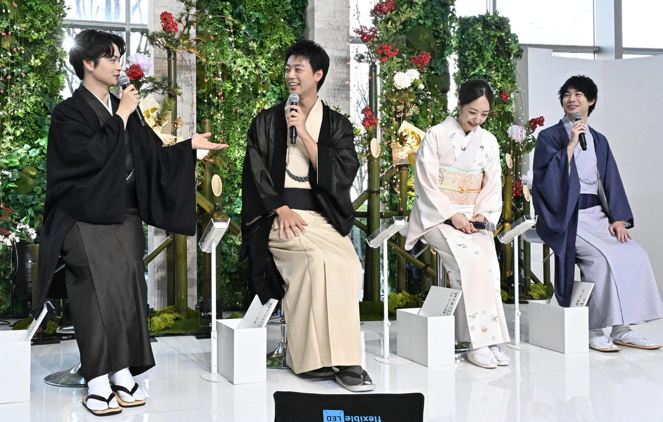 テレビ朝日系ドラマ「再会～Silent Truth～」の制作発表記者会見でトークセッションする、左から瀬戸康史、竹内涼真、井上真央、渡辺大知（撮影・千葉一成）