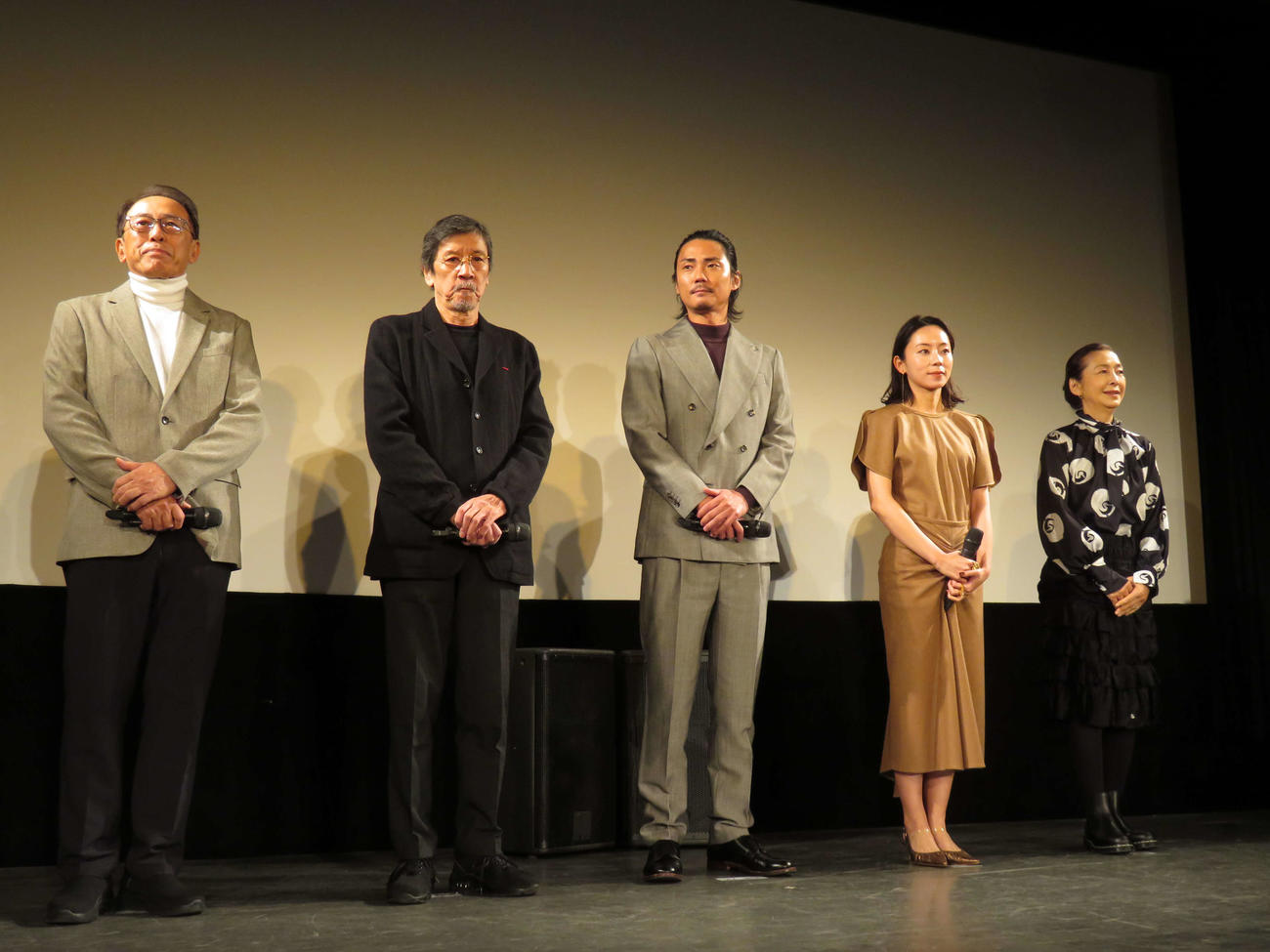 映画「安楽死特区」完成披露試写会に登壇した、左から長尾和宏氏、奥田瑛二、毎熊克哉、大西礼芳、高橋惠子（撮影・村上幸将）