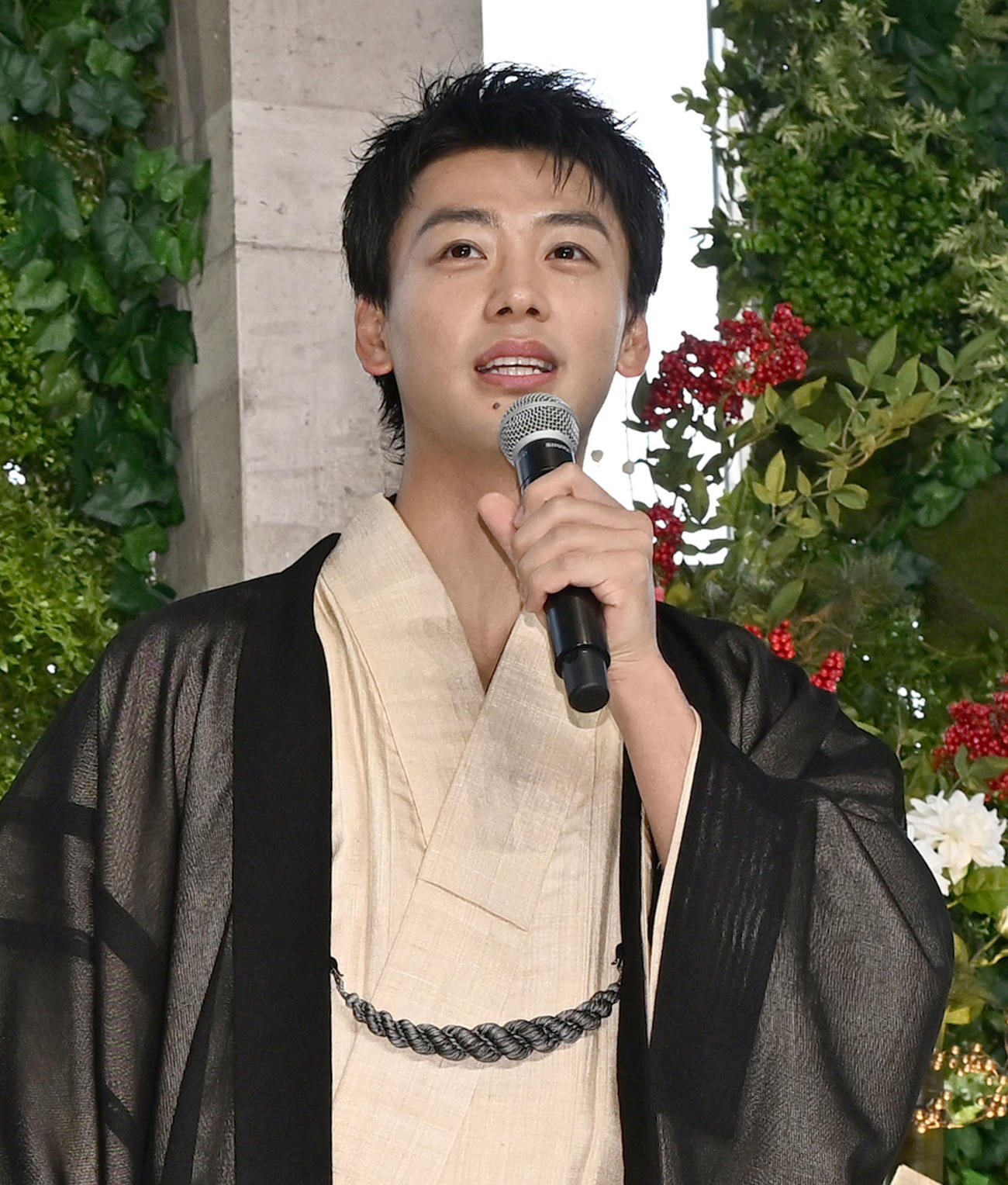 テレビ朝日系ドラマ「再会～Silent Truth～」の制作発表記者会見であいさつする竹内涼真（撮影・千葉一成）