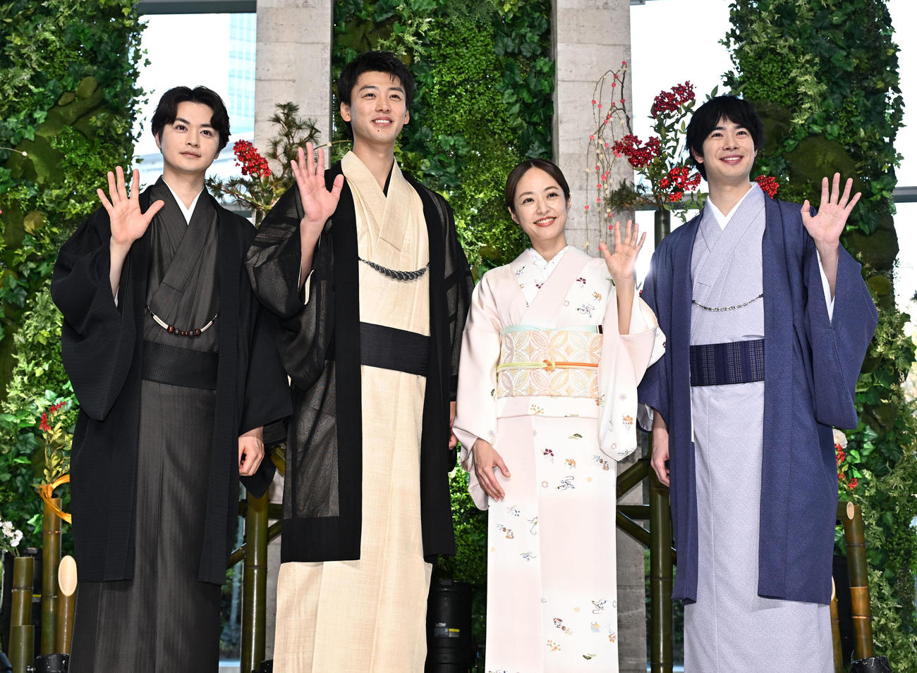 テレビ朝日系ドラマ「再会～Silent Truth～」の制作発表記者会見に晴れ着姿で登場した、左から瀬戸康史、竹内涼真、井上真央、渡辺大知（撮影・千葉一成）