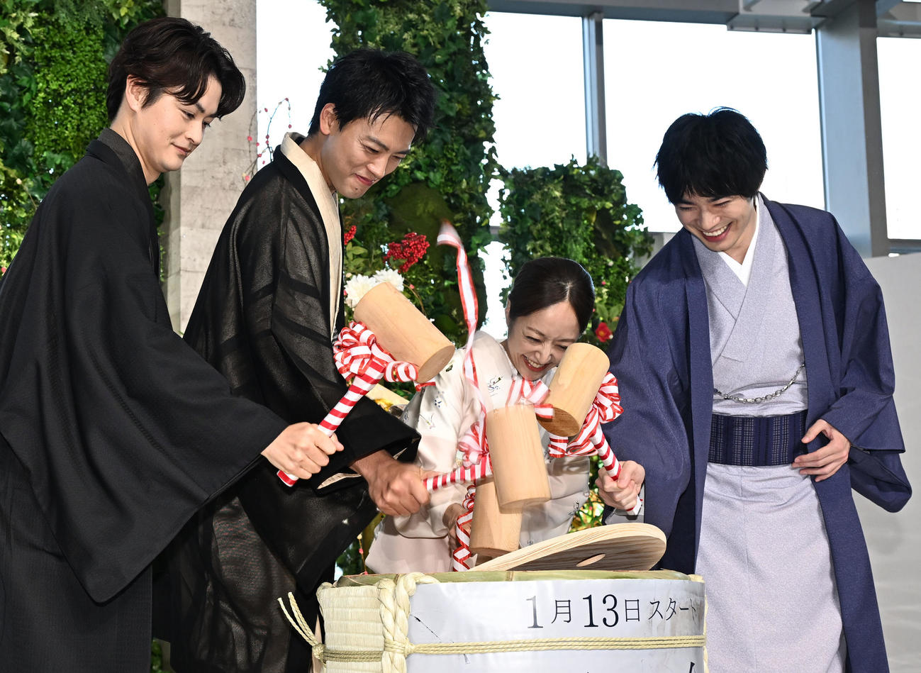 テレビ朝日系ドラマ「再会～Silent Truth～」の制作発表記者会見で鏡開きをする、左から瀬戸康史、竹内涼真、井上真央、渡辺大知（撮影・千葉一成）