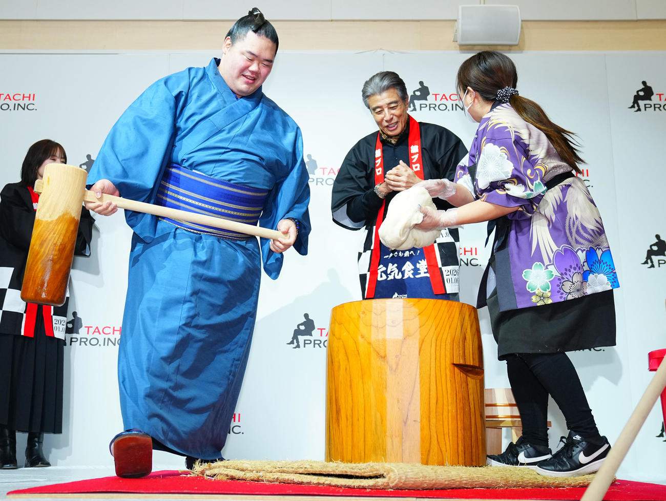 餅つきに参加する明生（左）と笑顔を見せる舘ひろし（中央）（撮影・垰建太）