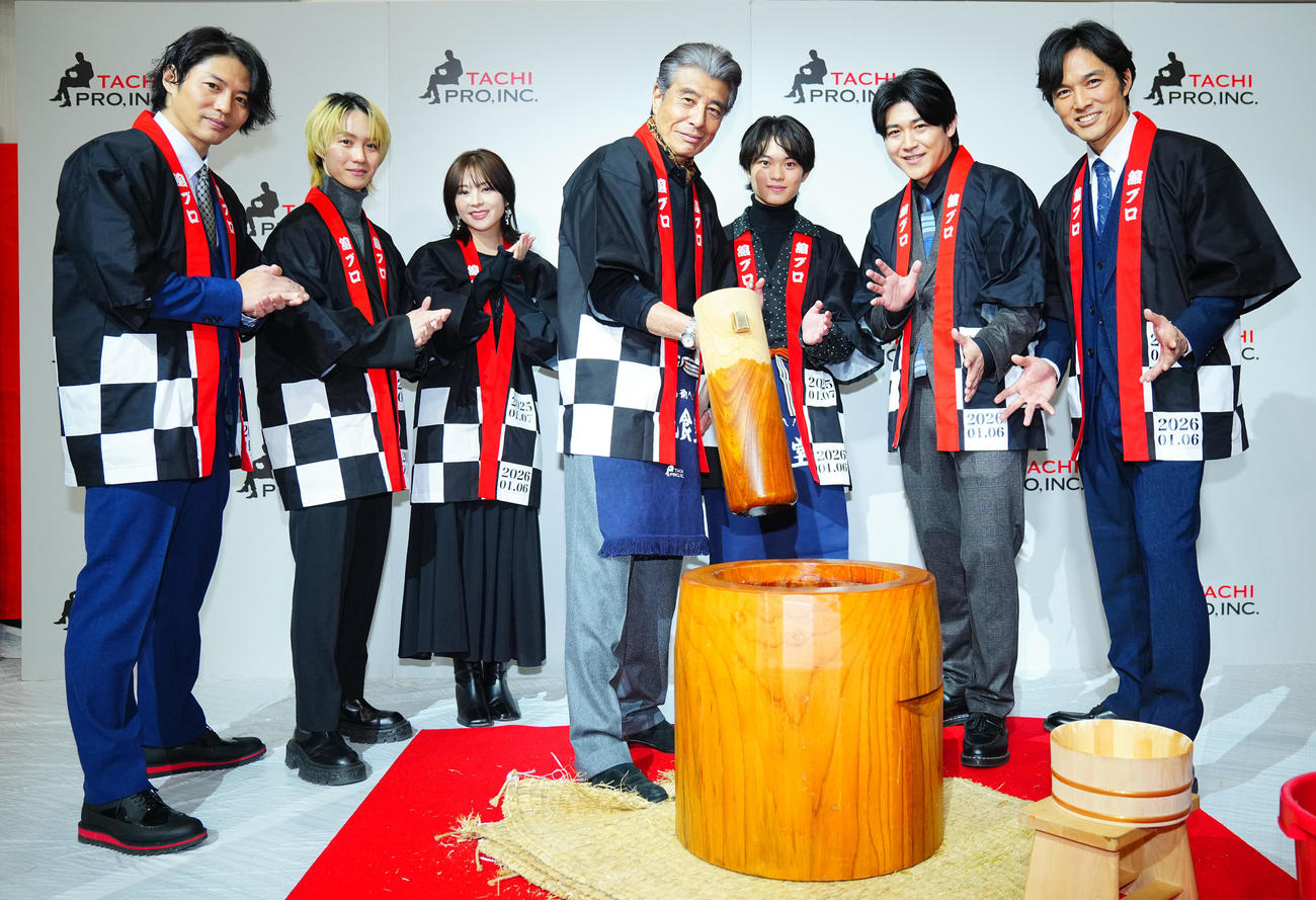 恒例の餅つきを行い写真に納まる舘ひろし（中央）、左から青柳尊哉、小越勇輝、竹内夢、1人おいて、黒川想矢、増本尚、池田努（撮影・垰建太）