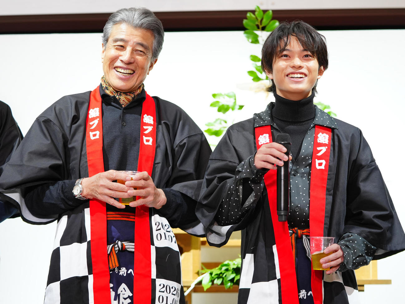 乾杯のあいさつで笑顔を見せる黒川想矢（右）と舘ひろし（撮影・垰建太）