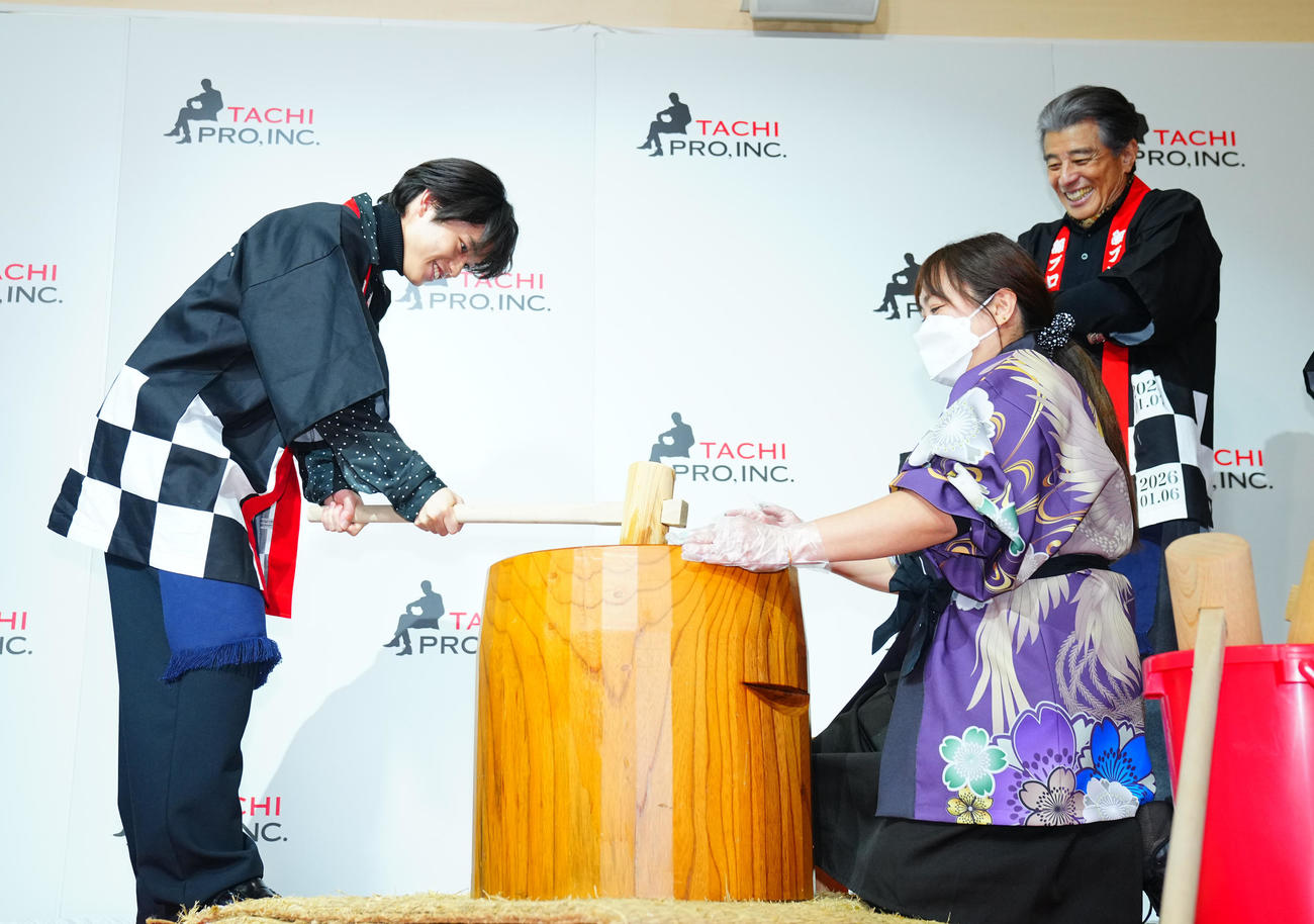 餅つきに参加する黒川想矢（左）と笑顔を見せる舘ひろし（撮影・垰建太）
