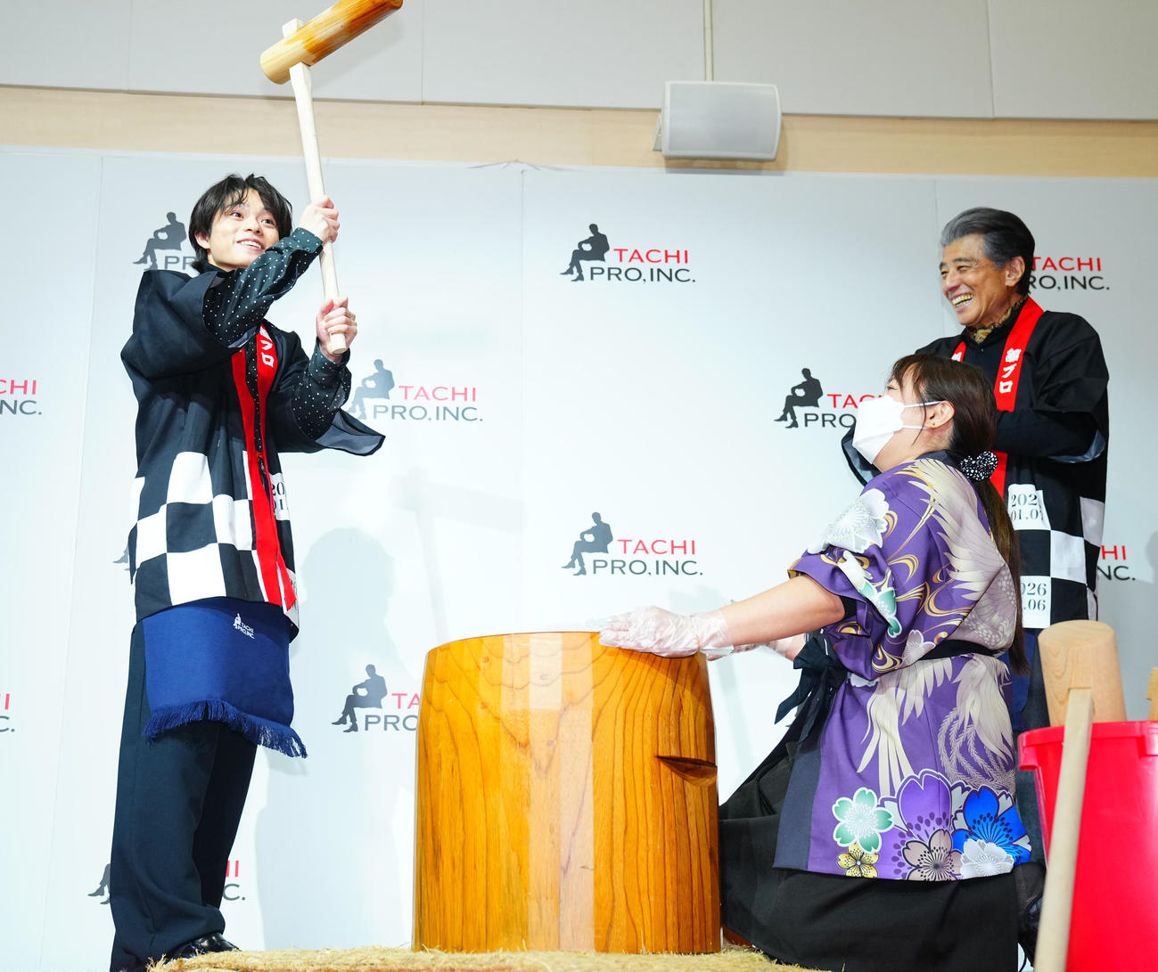 餅つきに参加する黒川想矢（左）と笑顔を見せる舘ひろし（撮影・垰建太）